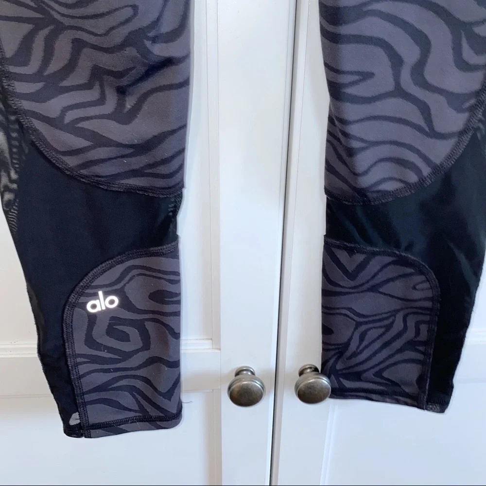 Alo Gray/Black Zebra Air Brushed Capri Leggings Small Yoga Animal Print
